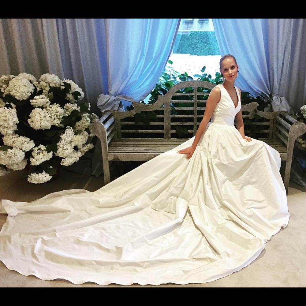 CAROLINA HERRERA Spring 2018 Wedding Gown